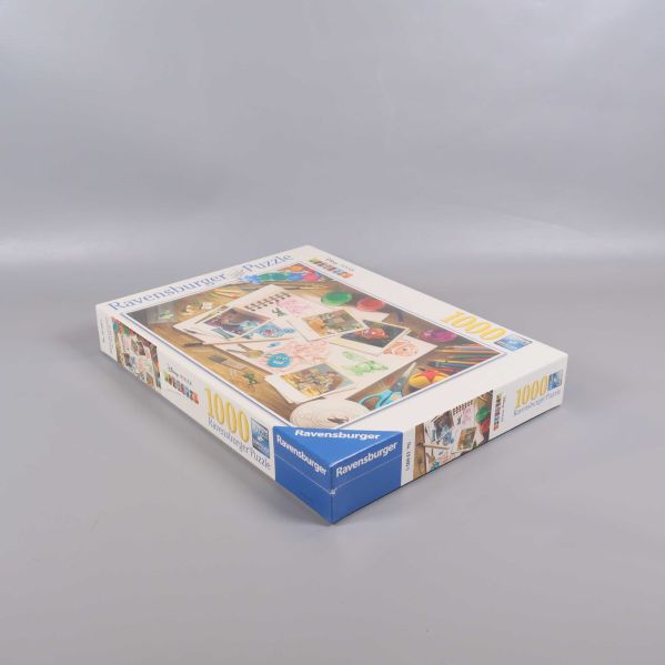 Ravensburger pusselask i vinkel med Disney-motiv på framsidan