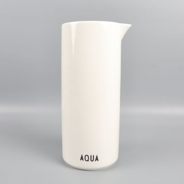 Baksidan av kanna med ordet AQUA