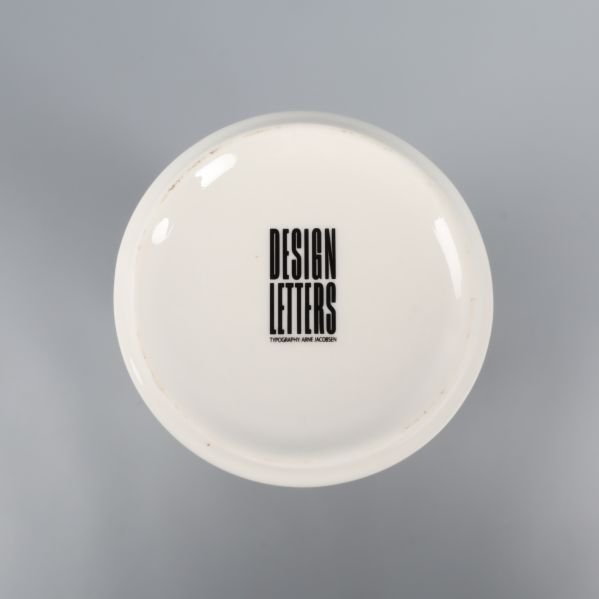 Botten av kanna med Design Letters logotyp