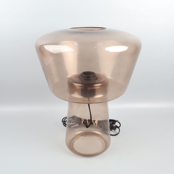 Lampa i transparant brunt glas från framsidan