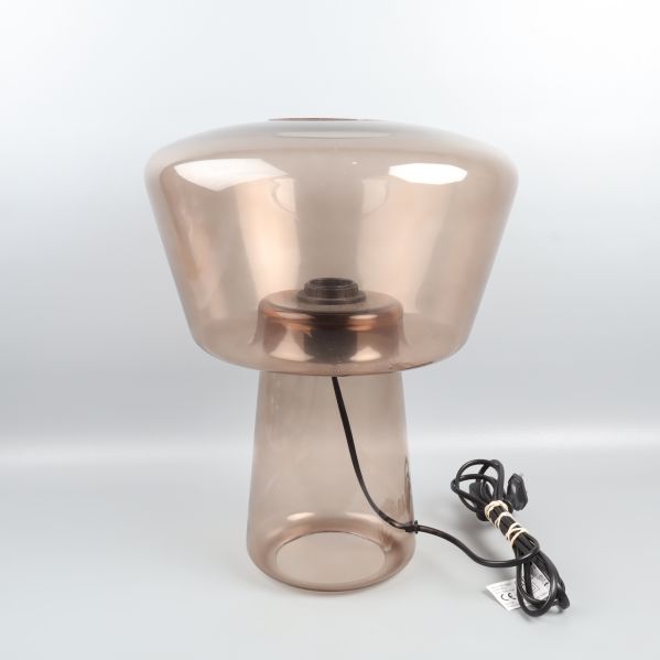 Sidovy av lampa i brunt glas