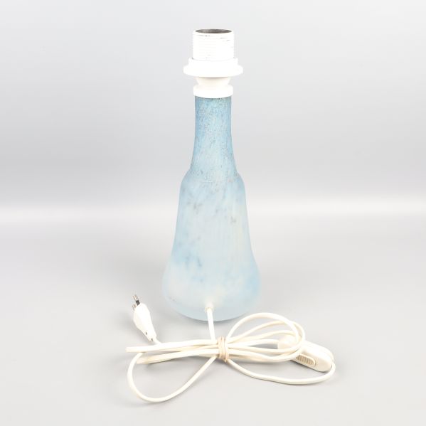 Baksida av glaslampfot