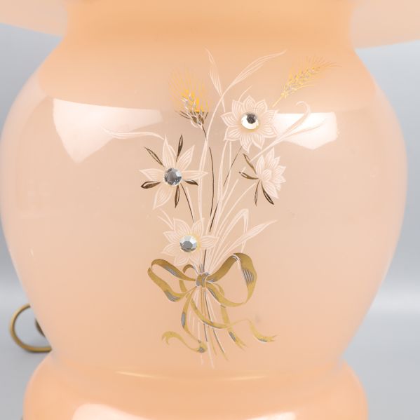 Närbild av blommönster på lampans fot