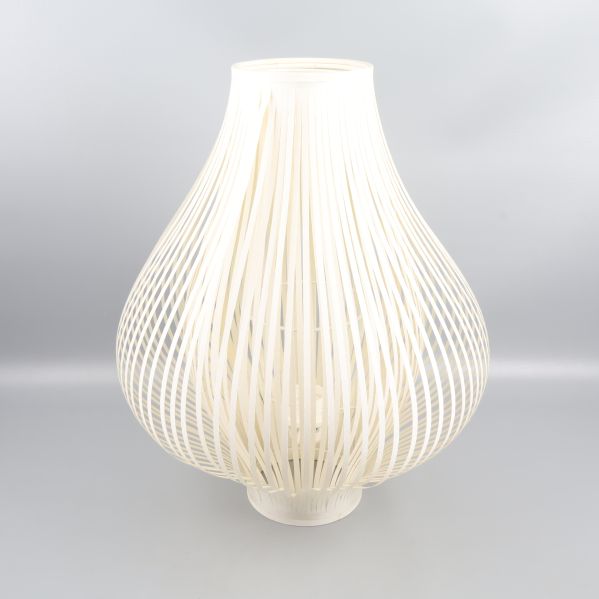 Vit bordslampa med strimlad skärmdesign