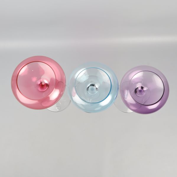 Överifrån av tre färgade cocktailglas