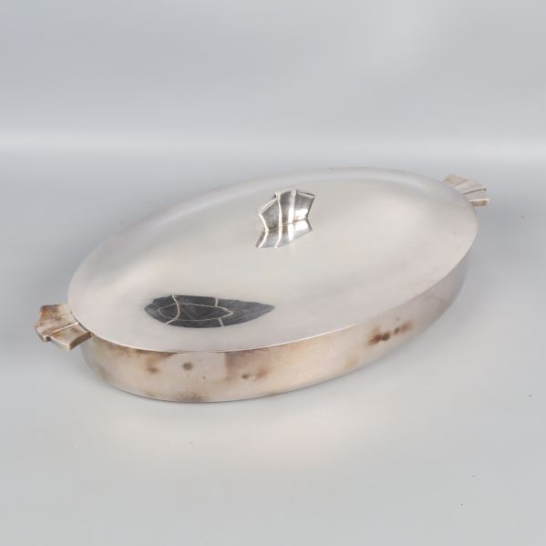 Oval serveringsfat med lock och handtag