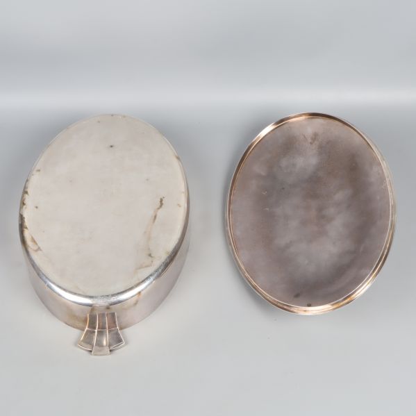 Botten och insida av serveringsfat