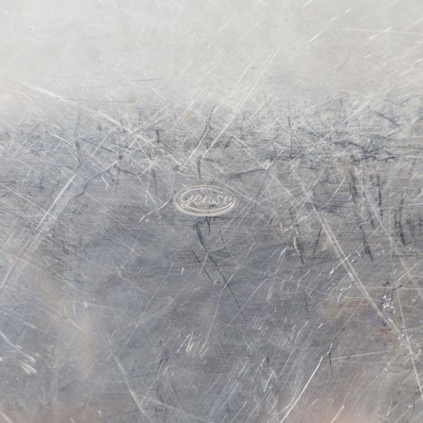 Close-up av ingraverad märkning på serveringsfat