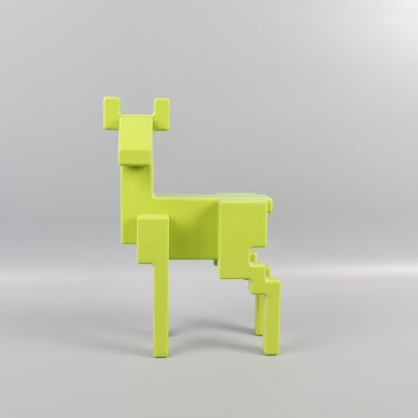 Geometrisk grön skulptur med fyrkantig form