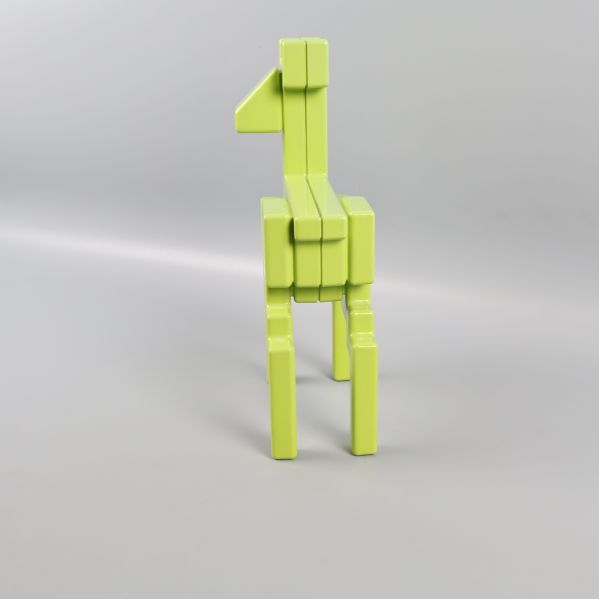 Sidovy av grön hjortskulptur