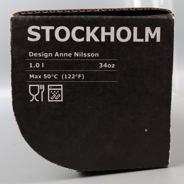 Närbild av förpackningen med detaljer om karaffen