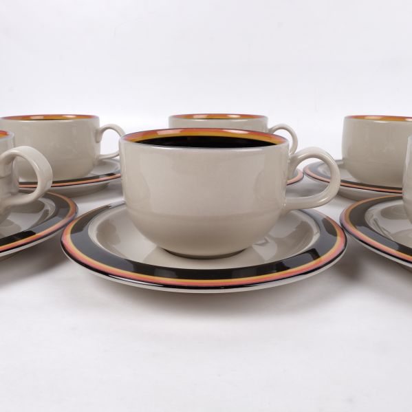 Främre vy av kaffekopp med fat