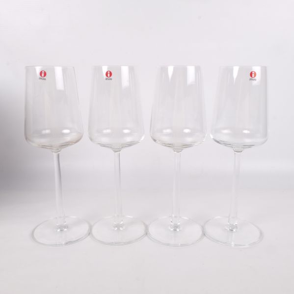 Fyra Iittala vinglas stående på rad