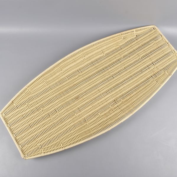 Ovansida av avlång flätad korgbricka