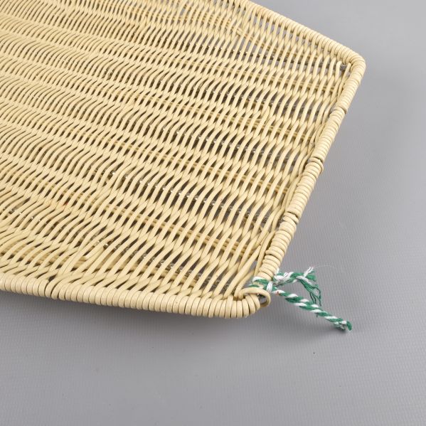 Hörn av korgbrickan med grönt snöre