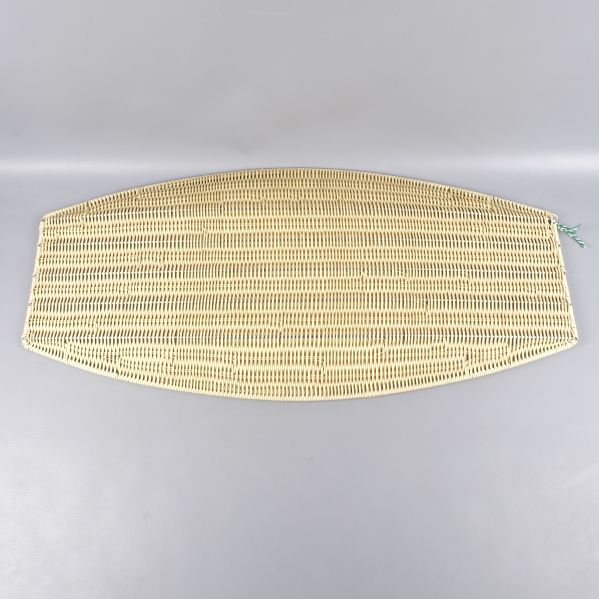 Undersida av avlång flätad korgbricka