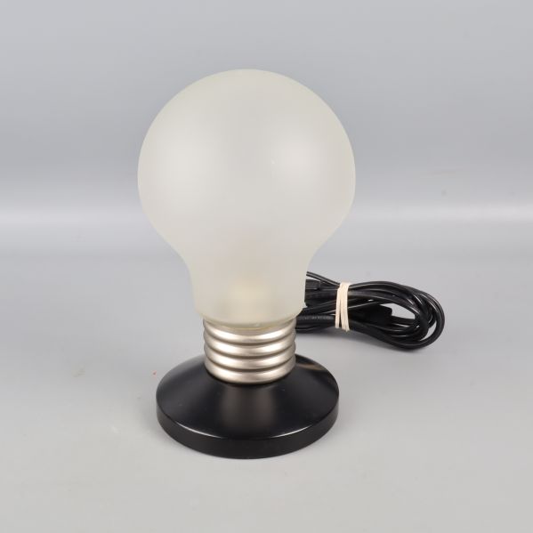 Lampa med frostat glas och svart fot