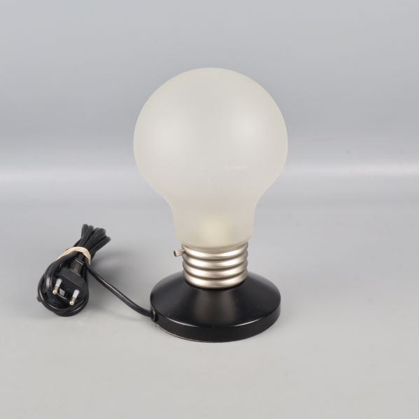 Baksida av lampa med sladdanslutning