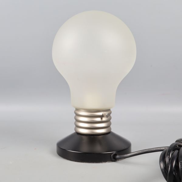 Lampa med frostat glas sedd framifrån