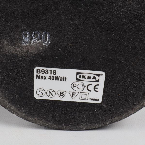 Botten av lampa med Ikea etikett