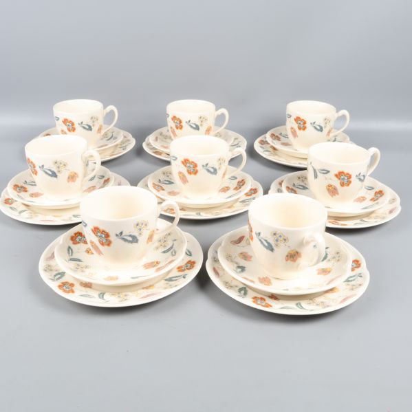 Set med åtta blommiga kaffekoppar och fat