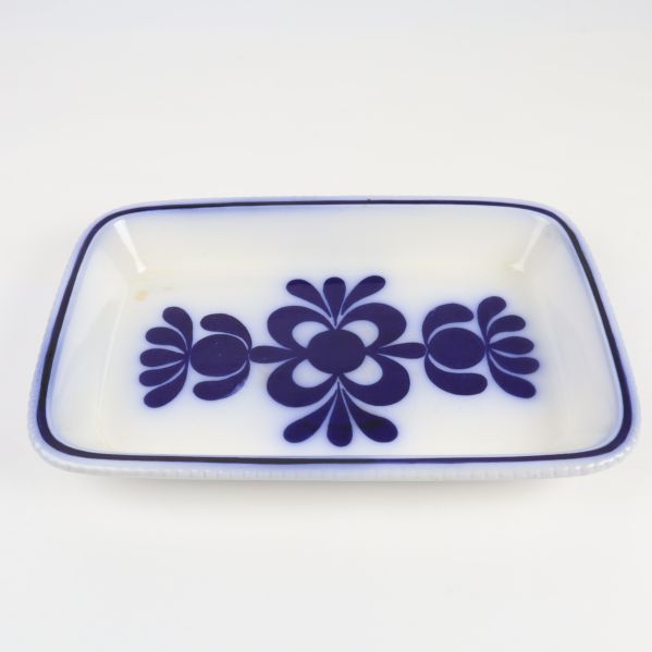 Rektangulärt fat med blå blomsterdesign