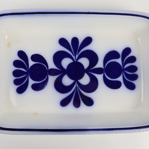 Närbild av blå design på fat