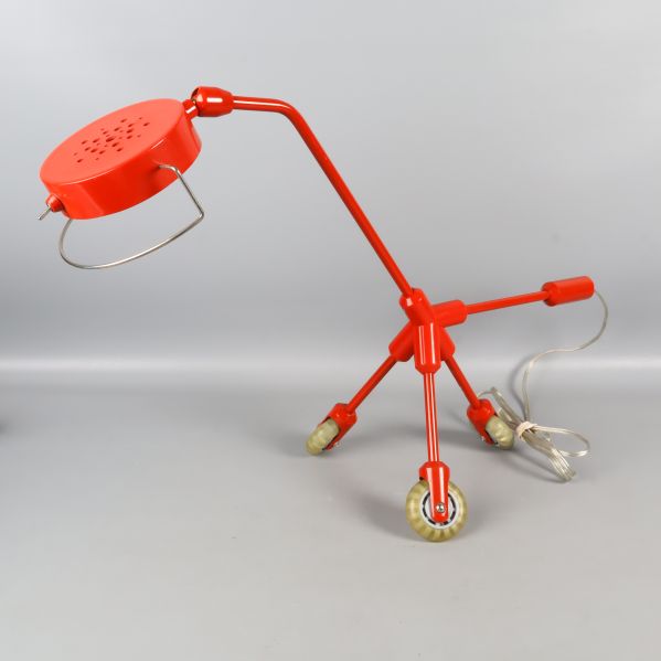 Bakre vy av röd lampa med sladd