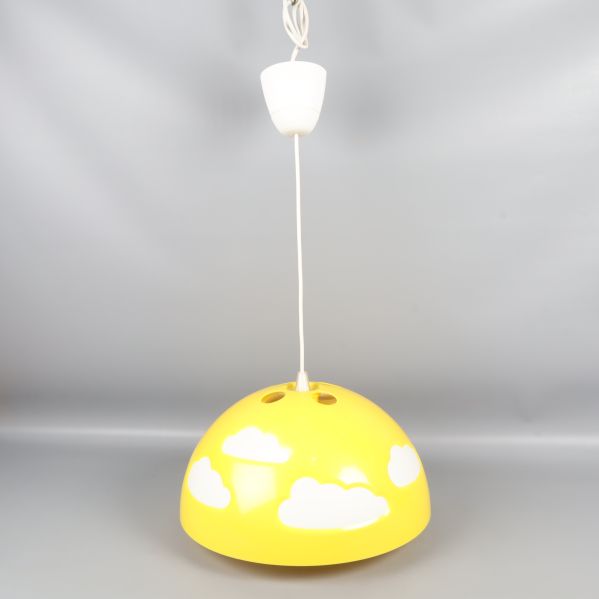 Gul taklampa med molndesign och vit sladd