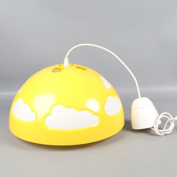 Gul lampa på sida med vit sladd