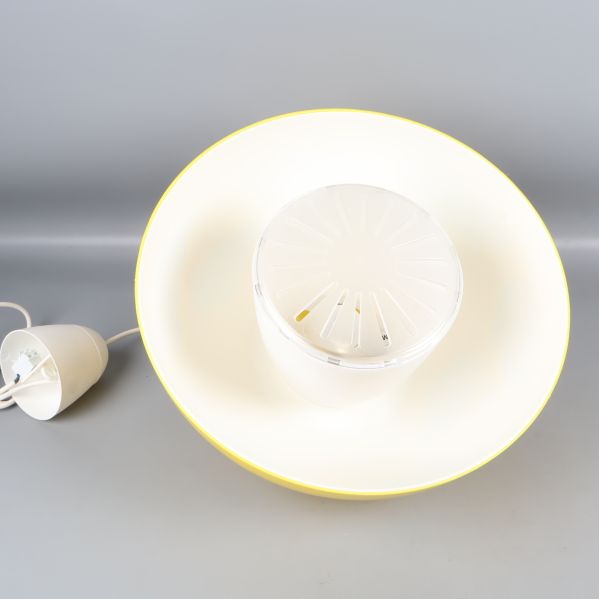 Insidan av den gula lampskärmen