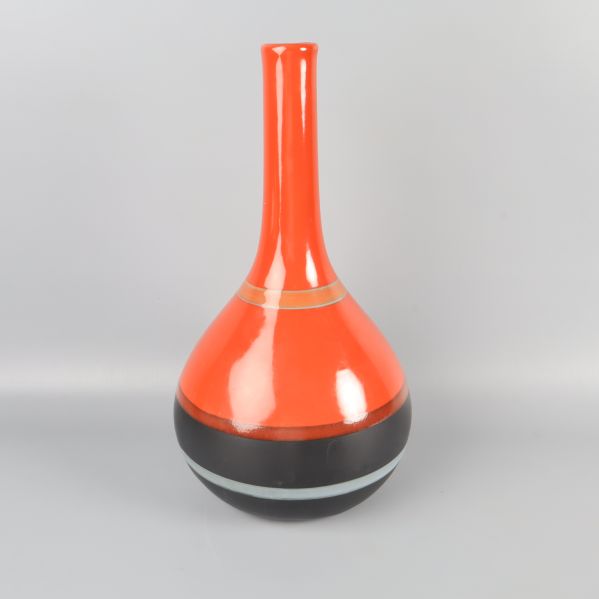 Röd och svart dekorativ vas med smal hals