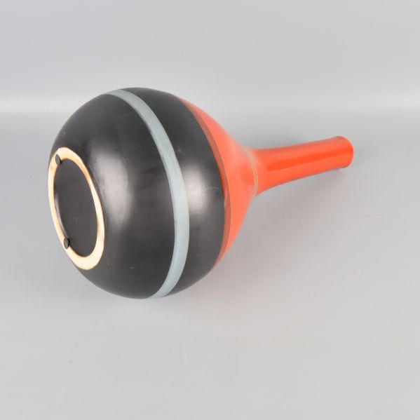 Botten av röd och svart vas