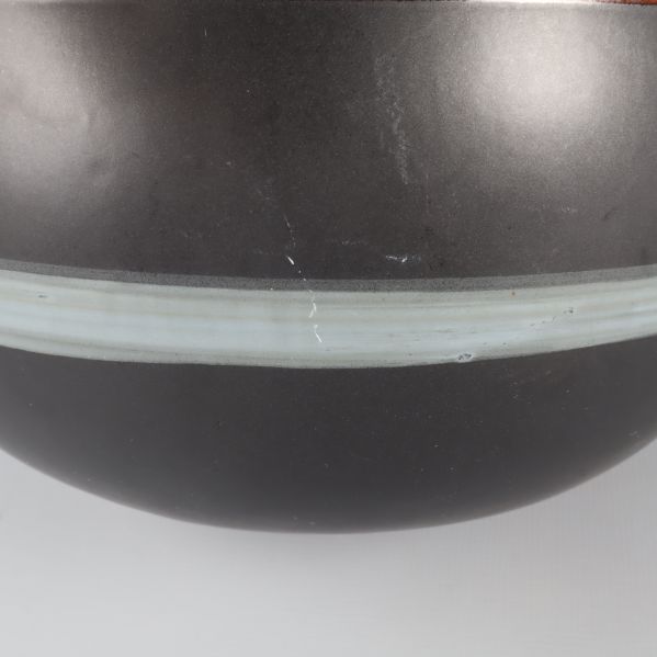 Närbild av repor på vas