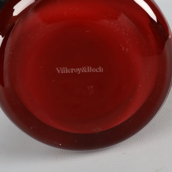 Botten av röd vas med Villeroy&Boch text