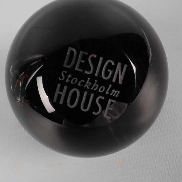 Svart kula med Design Stockholm House logga