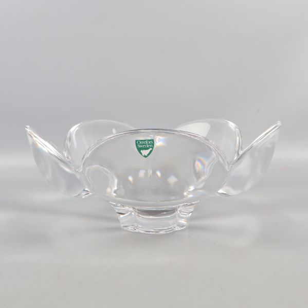 Glasskål med blombladsliknande design