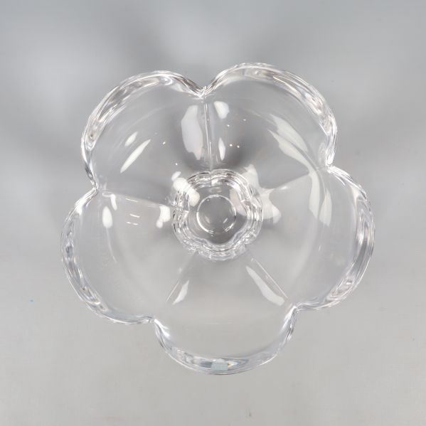 Top-down vy av glasskål med blombladsliknande form