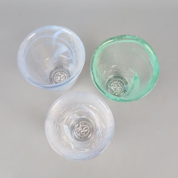 Översiktsvy av tre färgglada glas