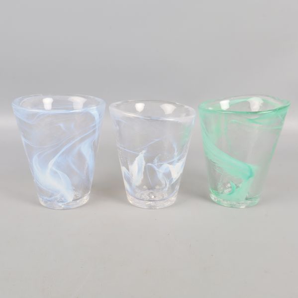 Tre färgglada glas i olika mönster