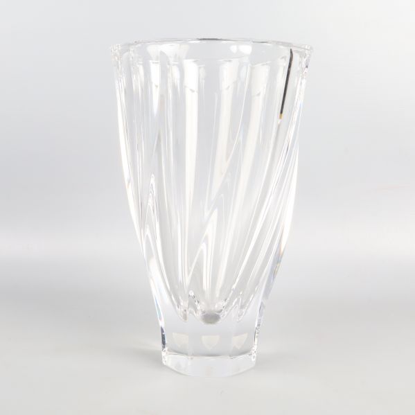 Glasvasens frontvy med reflektion