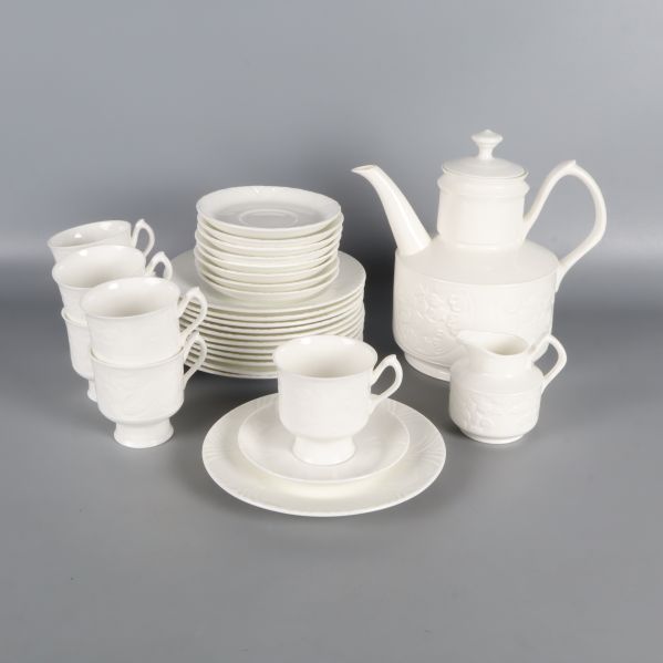 Vit servis med koppar och tallrikar arrangerade