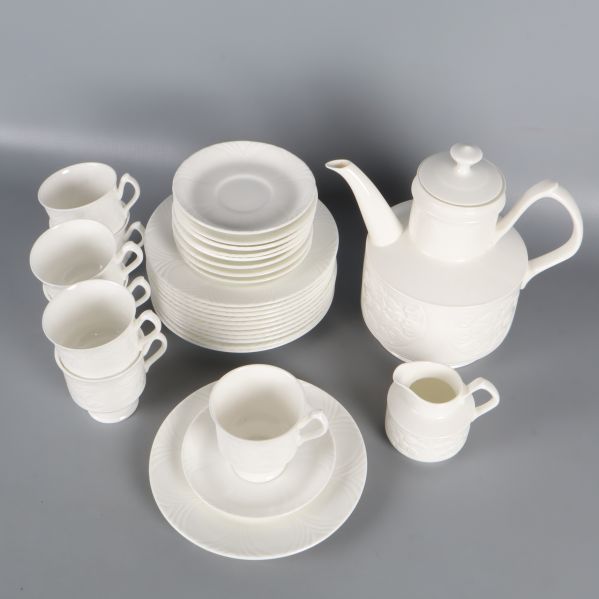 Servis i vitt porslin med kanna och koppar