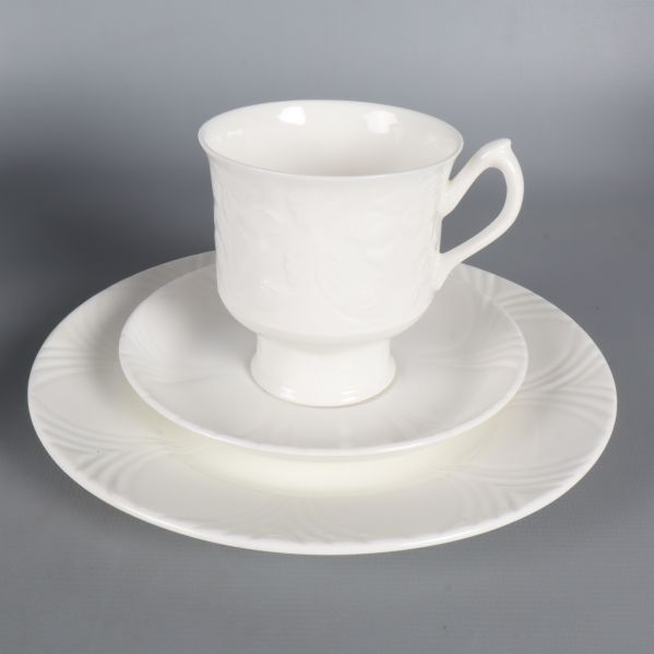 Närbild av kopp med fat i vitt porslin