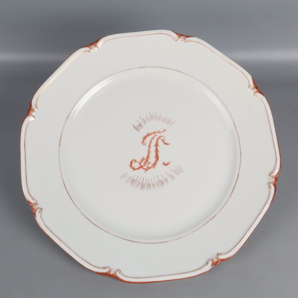 Vit tallrik med röda dekorationer