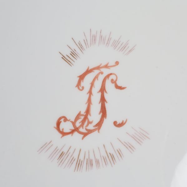 Närbild av dekorativa detaljer på tallrik