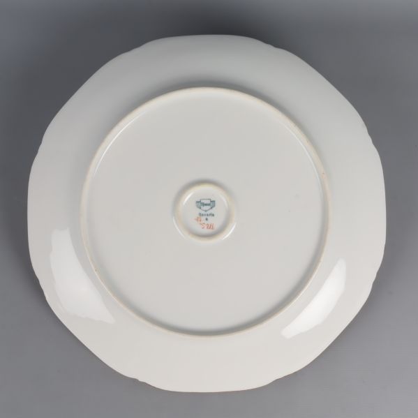 Baksidan av tallrik med märke