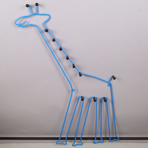 Full bild av blå giraffformad klädhängare