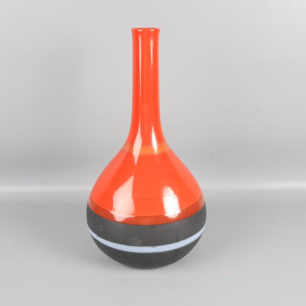 Röd vas med svarta och gråa detaljer