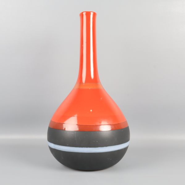 Röd vas med svarta och gråa detaljer